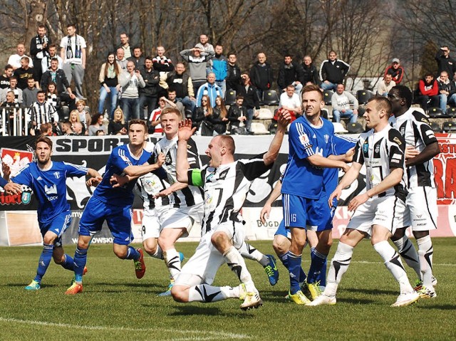 Piłkarze Sandecji Nowy Sącz (stroje w pasy) w tym sezonie grają o utrzymanie w pierwszej lidze