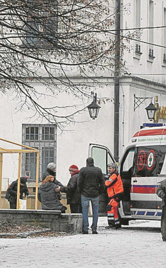 Zanim przyjechało pogotowie, kobiecie pomogli przechodnie