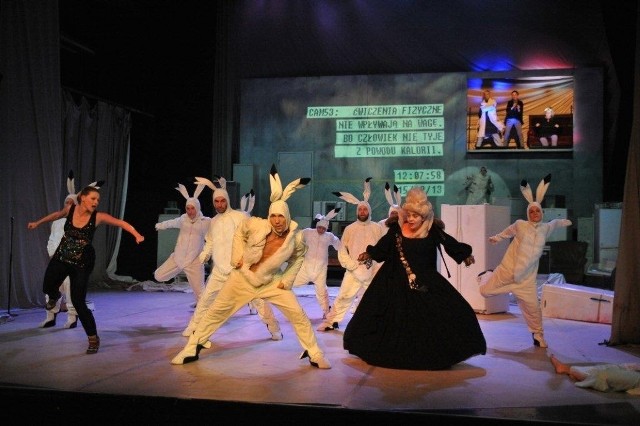 Scena z musicalu "Bierzcie i jedzcie" w Teatrze Rozrywki w Chorzowie