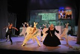 Teatr Rozrywki: Spektakl muzyczny "Bierzcie i jedzcie" duetu Strzępka-Demirski [RECENZJA]