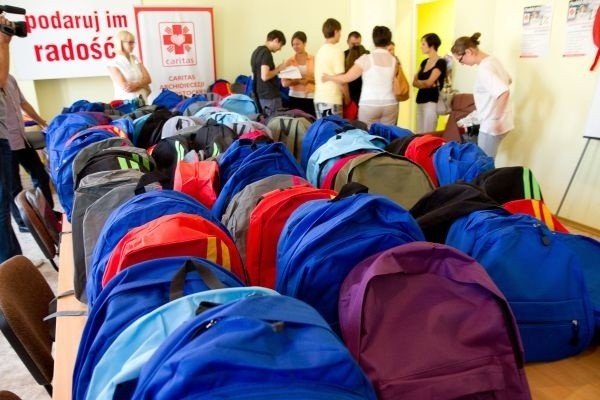 W tym roku białostocka Caritas przygotowała 350 plecaków, ale organizatorzy akcji spodziewają się, iż wierni przygotują ich o wiele więcej. Nic dziwnego, rok temu zainteresowanie tą akcją przekroczyło ich najśmielsze oczekiwania. Caritas musiała dokupić plecaki donosili je też sami wierni.