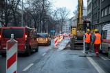 Na Alejach Trzech Wieszczów w Krakowie tworzą się już wielkie korki. Jezdnia jest rozkopana