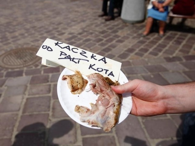 Podczas wizyty Jarosława Kaczyńskiego na rzeszowskim Rynku można było zjeść pieczoną kaczkę.