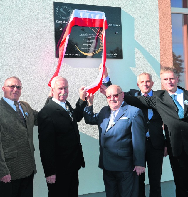 Odsłonięcie tablicy pamiątkowej z okazji 50-lecia szkoły. Na zdjęciu trzech dyrektorów oraz starosta i wicestarosta.