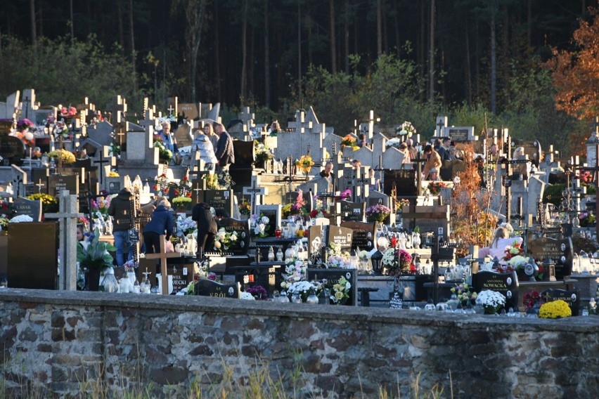 Wiele osób na cmentarzu w Łopusznie. Mieszkańcy chętnie kupowali znicze i kwiaty (ZDJĘCIA)