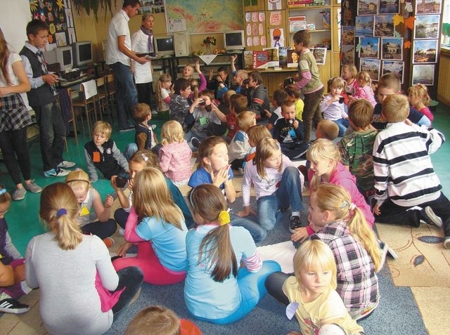 Dzieci z ZS w Czyżach licznie przybyły na pierwsze spotkanie z cyklu promującego dobrą książkę
