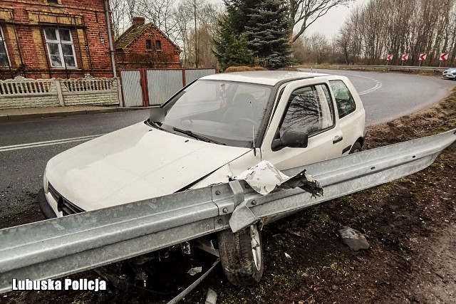 Kierujący osobowym volkswagenem nie zatrzymał się do kontroli drogowe. Powód? Nie posiadał prawa jazdy, które wcześniej stracił za kierowanie pod wpływem alkoholu. To jednak nie wszystko. Tym razem także był pijany. Ucieczkę przed policjantami zakończył na przydrożnych barierkach.W środę (13 lutego) w godzinach porannych na jednej z dróg powiatu świebodzińskiego doszło do niebezpiecznej sytuacji. - Kierujący osobowym volkswagenem nie zatrzymał się do kontroli drogowej i zaczął uciekać przed policjantami. Nie reagował na sygnały dźwiękowe i świetlne. W trakcie ucieczki łamał szereg przepisów. Wymusił pierwszeństwo na ruchliwym skrzyżowaniu oraz wielokrotnie wyprzedzał pojazdy na podwójnej nili ciągłej. Zmuszał w ten sposób inne pojazdy do gwałtownego hamowania i uciekania na boki - relacjonuje sierż. szt. Marcin Ruciński z Komendy Powiatowej Policji w Świebodzinie. Krowica volkswagena kilkukrotnie tracił panowanie nad pojazdem i wpadał w poślizg. Ostatecznie swoją jazdę zakończył w jednej z miejscowości uderzając na łuku drogi w bariery energochłonne. Policjanci prowadzący pościg szybko dobiegli do pojazdu, wyciągnęli i obezwładnili kierowcę. Mężczyzna tłumaczył mundurowym, że uciekał ponieważ nie posiadał uprawnień, które stracił jakiś czas temu za kierowanie w stanie nietrzeźwości. 35-latek tym razem ponownie znajdował się pod działaniem alkoholu. Odpowie teraz przed sądem za szereg czynów m.in. za niezatrzymanie się do kontroli drogowej.Zobacz też wideo: Brutalne pobicie w Zielonej Górze. Sprawcy wdarli się do mieszkania, bili kijem bejsbolowym i golfowym