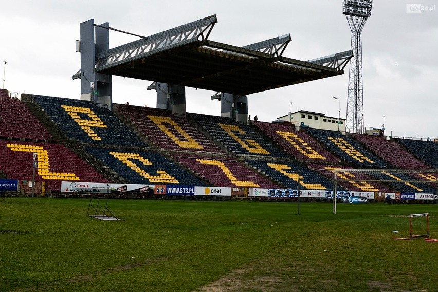 Ogromne maszyny wjechały na stadion miejski przy ul. Twardowskiego