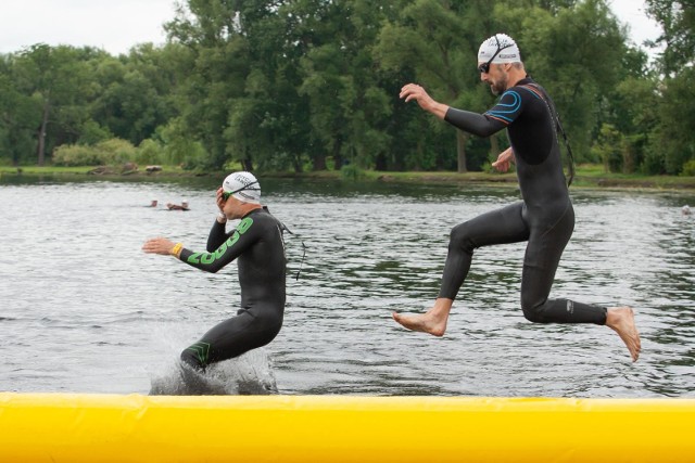 W weekend na ulicach naszego miasta odbywa się 5. edycja Enea Triathlon Bydgoszcz. W największe imprezie triathlonowej w Polsce bierze udział blisko 4500 uczestników. Zawodnicy rywalizują na trzech dystansach - 1/2, 1/4 oraz 1/8 Ironman. Zobaczcie, jak przebiegały zawody pierwszego dnia Enea Triathlon Bydgoszcz. Flash Info odcinek 22