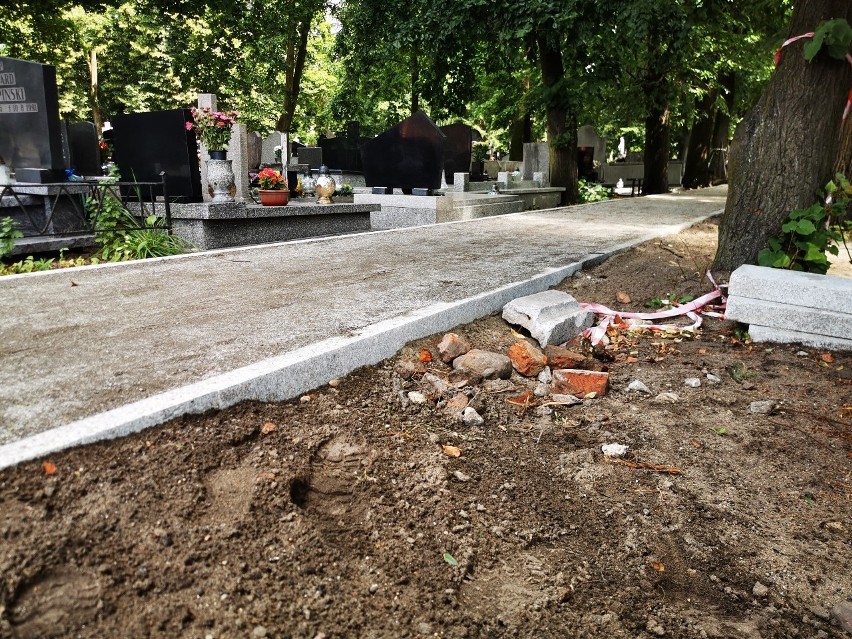 Nowe alejki na cmentarzu przy ulicy Wybickiego w ogniu ostrej krytyki. Informują nas o tym mieszkańcy odwiedzający groby bliskich