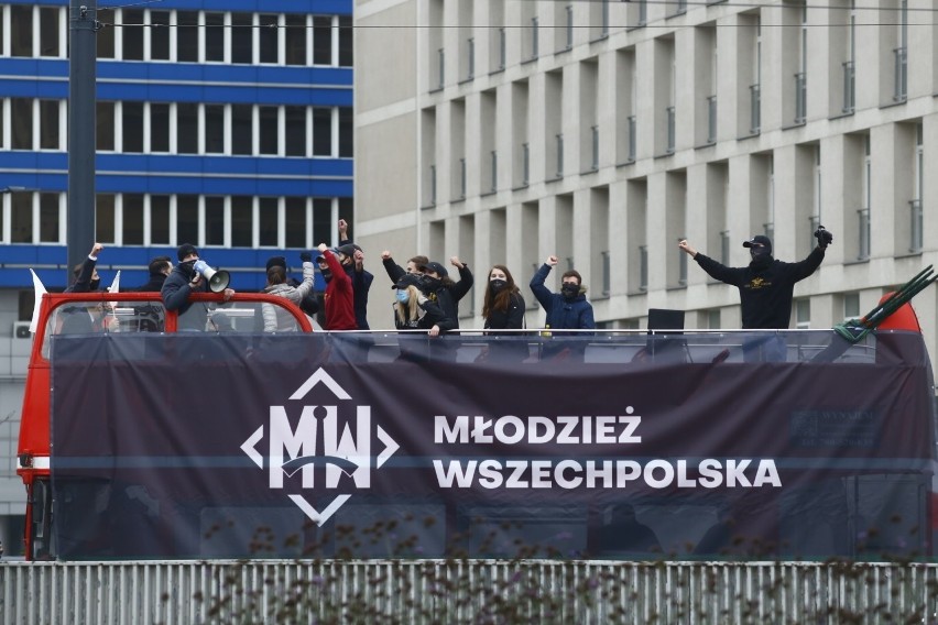 Marsz Niepodległości 2020. Awantura na rondzie de Gaulle'a w Warszawie. "Grupy chuliganów zaatakowały policjantów" ZDJĘCIA