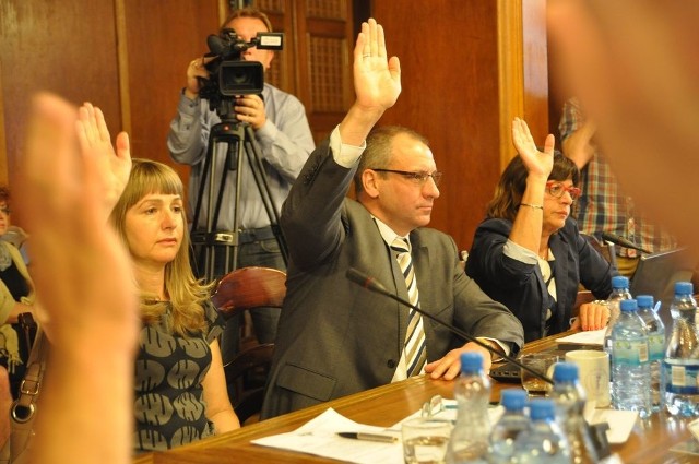 Radni PO "opcja medyczna&#8221; (od lewej) Grażyna Kuszmar, Marek Ogrodziński i Anna Szymecka głosują za absolutorium dla burmistrza Szczecinka.