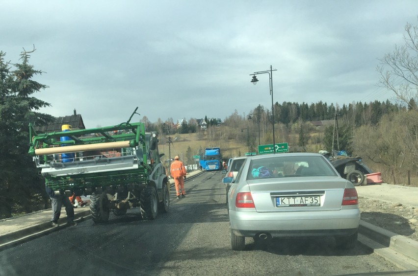 Czarna Góra: Drogowcy leją asfalt na drodze do granicy ze Słowacją. Duże korki [FOTO]