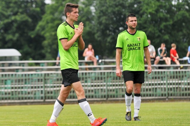 Dawid Gawroński (z lewej) przy golu na 1-0 wyręczył kolegów z ofensywy.