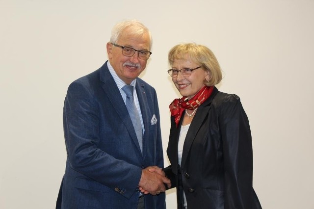 Na zdjęciu Urszula Jaros z prezesem Polskiego Związku Lekkiej Atletyki - Henrykiem Olszewskim