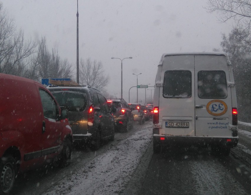 Cyklon Dieter przyniósł opady śniegu na drogach. Jest bardzo...