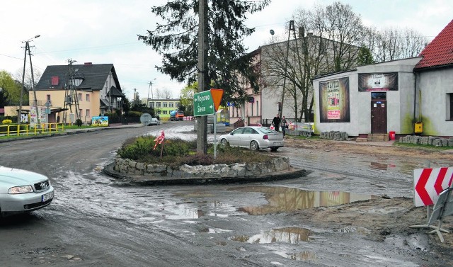 W samym centrum wsi w pobliżu kościoła, powstanie rondo. Na terenie Sicienka budowane są też chodnik i ścieżka rowerowa. Cała inwestycja - wraz z poszerzeniem 2,5 kilometrów jezdni - będzie kosztować 4 miliony złotych.