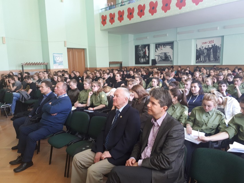 Uczniowie z poznańskiej szkoły chcą być pilotami i mają od kogo czerpać lotnicze wzorce