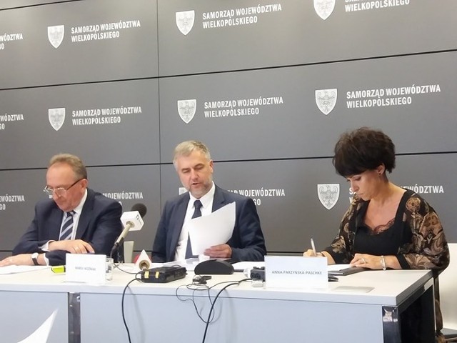 Marszałek Marek Woźniak (w środku) uważa, że zarzuty radnych PiS są bezpodstawne.