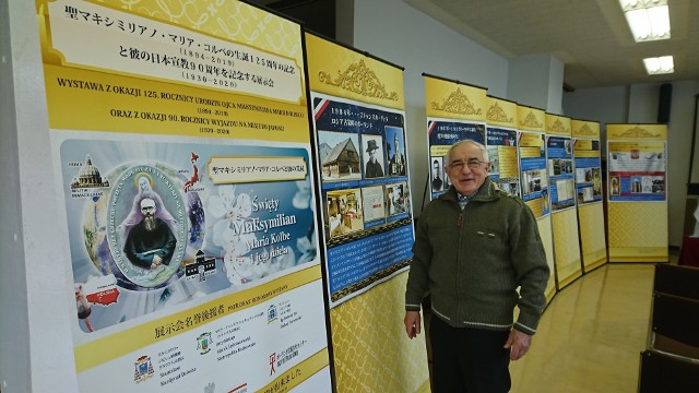Jan Hajduga obok plansz wystawy, przetłumaczonych na japoński. Pojechał z nią do Nagasaki