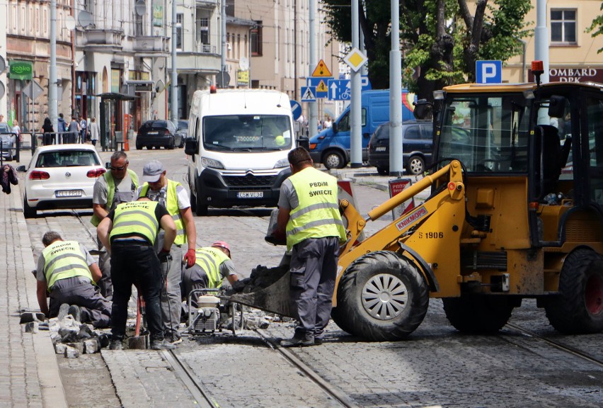 Pracownicy Przedsiębiorstwa Budowy Dróg i Mostów ze Świecia...