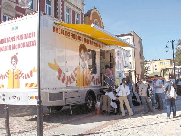 Słupskie Centrum Krwiodawstwa wypożyczyło ambulans z fundacji Ronalda McDonalda, która pomaga chorym dzieciom, szczególnie dotkniętym chorobami nowotworowymi.
