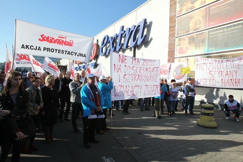 Kilkadziesiąt osób pikietowało przed rzeszowskim...