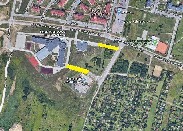Mieszkańcy sugerują, że dodatkowe wyjazdy ze szkoły i przedszkola powinny powstać poprzez włączenie dróg wewnętrznych do ulicy Wołyńskiej. Ich proponowaną lokalizację na mapie zaznaczyliśmy na żółto. Szczególnie zasadny wydaje się ten w rejonie żłobka.