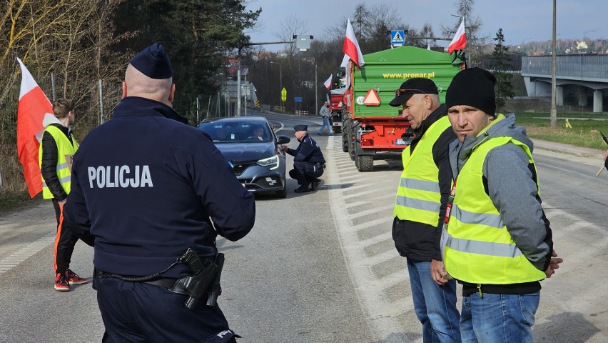 Protest rolników na rondzie w Cedzynie. Spokojny ruch i mocne słowa mieszkańca 