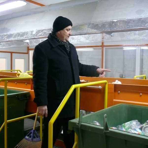 Pracownicy, stojąc przy taśmie, ręcznie przebierają odpady do kontenerów - pokazuje Andrzej Wołos z Kozienickiej Gospodarki Komunalnej.