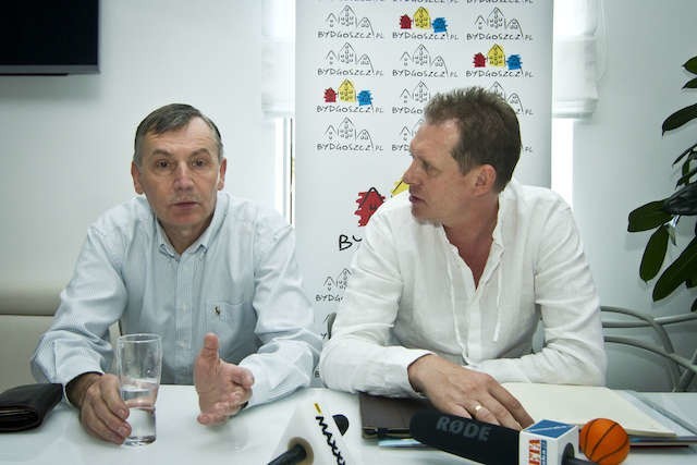 Trener Artego Tomasz Herkt i menedżer klubu Jarosław Kotewicz (z prawej)