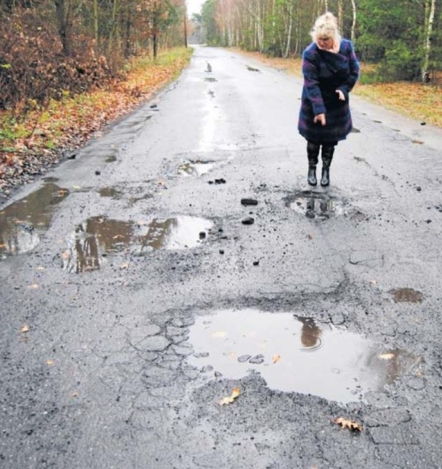 Takie widoki to w Starym Stawie norma. - Kierowcy muszą tu zwalniać do minimum żeby nic nie rozwalić - mówi A. Baranowska.