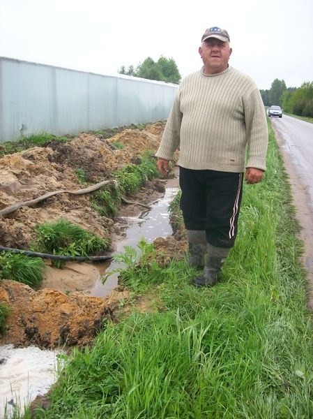 Woda stoi na polach, tak jest choćby u Piotra Stolarka, niedaleko Kłudna na terenie gminy Klwów.