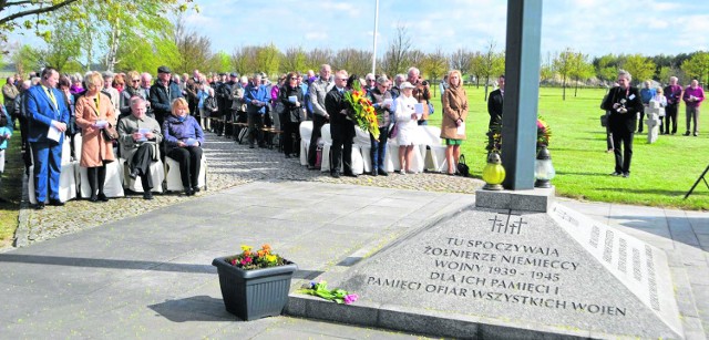 Wśród uczestników uroczystości składających kwiaty pod cmentarnym krzyżem nie zabrakło przedstawicieli Związku Niemieckich Stowarzyszeń Społeczno-Kulturalnych w Polsce.