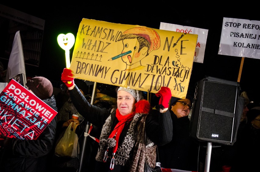 Mimo wielu protestów przeciwko zmianom w oświacie, jutro...