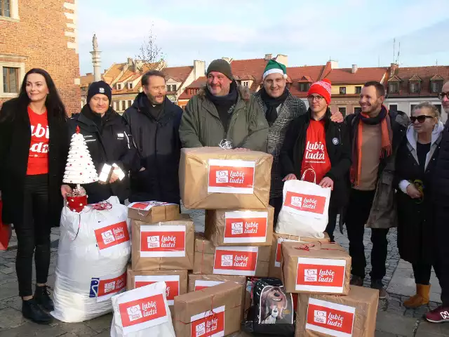 Ekipa &bdquo;Ojca Mateusza&rdquo; przekazała w środę w Sandomierzu świąteczne prezenty pani Joli, kt&oacute;ra samotnie wychowuje dw&oacute;ch syn&oacute;w.