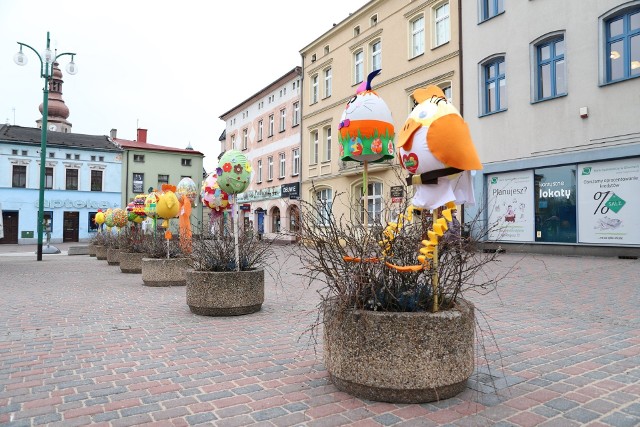 Wielkie pisanki stanęły na rynku w Lublińcu. To dzieło przedszkolaków.Zobacz kolejne zdjęcia. Przesuwaj zdjęcia w prawo - naciśnij strzałkę lub przycisk NASTĘPNE