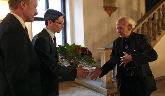 Prof. Zygmunt Bauman w 2010 r. został uhonorowany Złotą Pieczęcią Miasta Poznania
