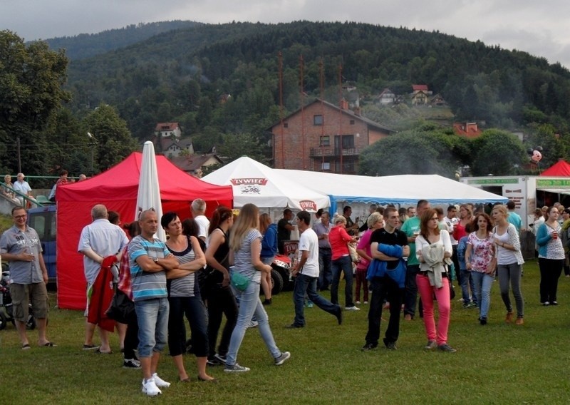 Święto Morza w Beskidach. Górale puszczali wianki na jeziorze [ZDJĘCIA]