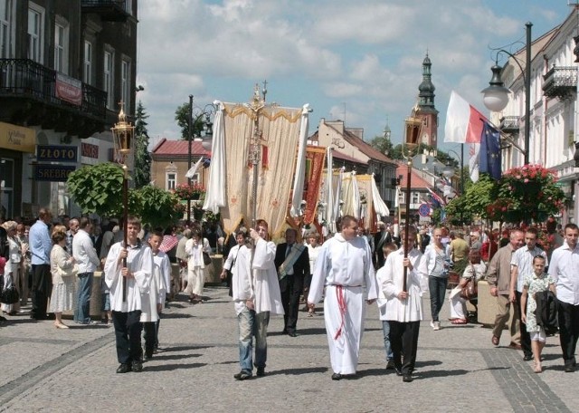 Wierni uczestniczący w centralnej procesji przeszli od kościoła farnego do katedry, gdzie na koniec odbyła się msza święta.