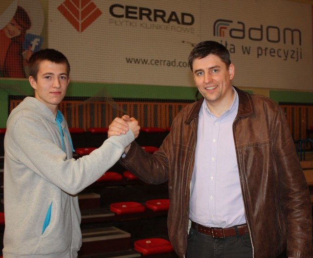 Michał Kędzierski (z lewej) został nowym zawodnikiem drużyny siatkarzy Cerrad Czarnych Radom, prowadzonej przez Roberta Prygla (z prawej)