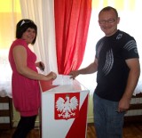 Wybory prezydenckie 2010 w Radomskiem: małżeństwa i małe dzieci wrzucają głosy do urn w Grójcu