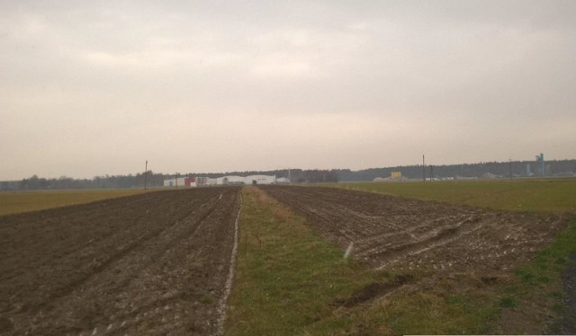 W tym miejscu znajduje się duża, prawie 9-hektarowa działka inwestycyjna na sprzedaż.