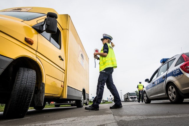 Pamiętajmy! Że zawsze można odmówić przyjęcia mandatu, jednak wtedy sprawa zostanie rozpatrzona przez sąd. Koszty związane z postępowaniem, zwłaszcza jeśli sprawa przejdzie kilka instancji, mogą dalece przekroczyć kwotę pierwotnie nałożonej kary. Dodatkowo, zawsze pozostaje ryzyko, że przegramy i poniesiemy koszty rozprawy.Już niedługo za mandat zapłacimy też kartą. Prezydent Duda podpisał nowelizację ustawy/TVN Turbo