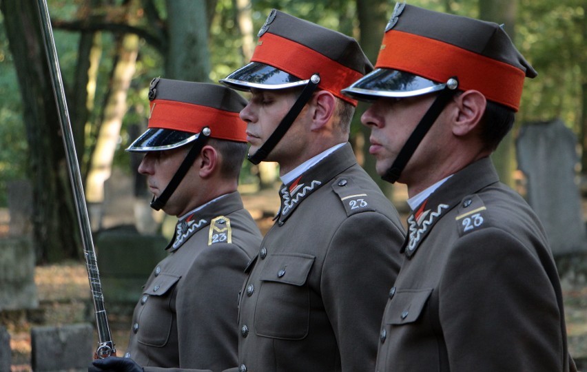 Zjazd rozpoczęto składaniem kwiatów pod tablicą Szkoły...