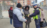 Odblaski i większa ostrożność. Policjanci przypominali pieszym o zasadach bezpieczeństwa