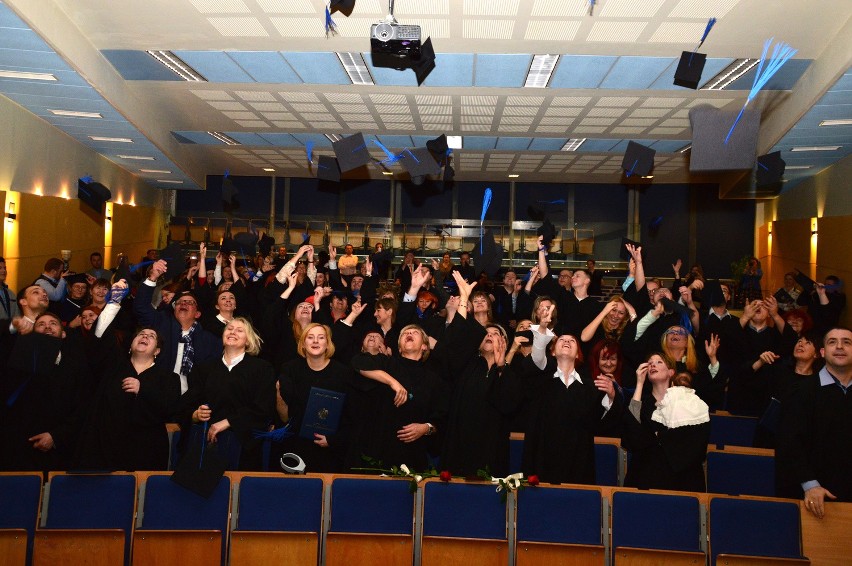 Kilkuset absolwentów Bydgoskiej Szkoły Wyższej odebrało dyplomy