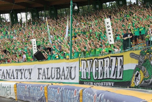 Początek niedzielnego meczu Stelmet Falubaz Zielona Góra - Unibax Toruń o godz. 18.30