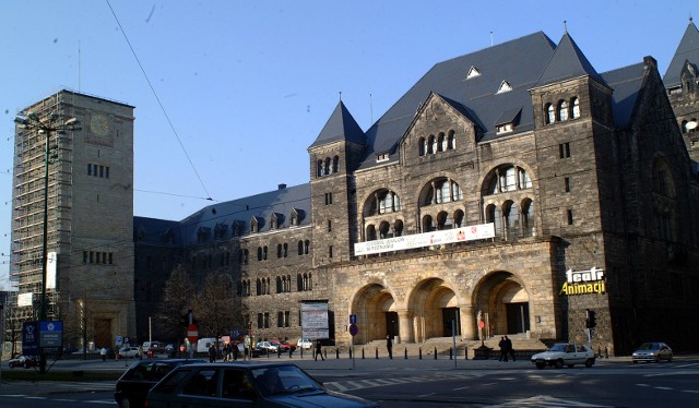 Pamiętacie jeszcze poznański Zamek z czarną elewacją? Zobaczcie, jak zabytkowy budynek w centrum miasta wyglądał przed czyszczeniem fasady. Po remoncie zmienił się nie do poznania!Przejdź do kolejnego zdjęcia --->