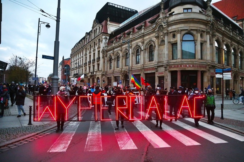 Protesty i blokady na ulicach Wrocławia. Manifestanci poszli pod urząd wojewódzki [ZDJĘCIA]